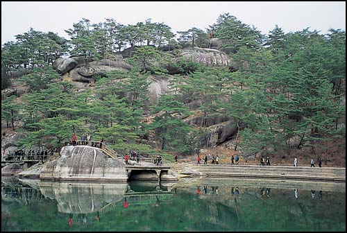 봉래대 가는 길. 김일성 동지 만세라는 글씨가 보인다. 